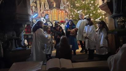 Bild: exb, Nicole Schusser-Schindler
Kinder aus der Kirchengemeinde St. Georg spielten bei der Christmette die Geschichte vom Engel, der nicht singen wollte.