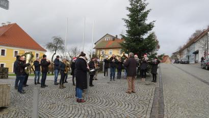 Bild: adj
An elf Standorten der Gemeinde fand heuer das traditionelle Christkindlanblasen der Jugendblaskapelle statt.