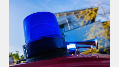 Symbolbild: Philipp von Ditfurth/dpa
Ein Blaulicht auf dem Dach eines Einsatzfahrzeugs der Feuerwehr.