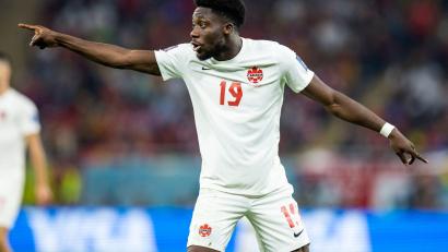 Bild: Tom Weller/dpa/Archivbild
Kanadas Alphonso Davies gestikuliert.