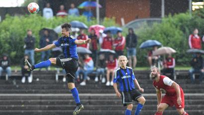 Archivbild: G. Büttner
Augen zu und durch? Fungierte Michael Riester (links) bei der "Zweiten" in der Bezirksliga noch als Spielertrainer, ist es künftig als Verantwortlicher bei der Bayernliga-Truppe nicht mehr angedacht, dass der Routinier selbst die Fußballschuhe schnürt.