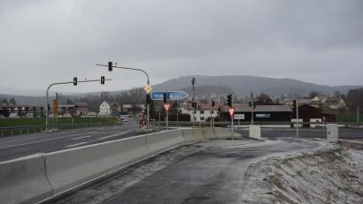 Bild: fjo
Allein 13 neue Ampeln gilt es im Bereich der nördlichen Autobahnausfahrt zu beachten. Die Baumaßnahme gründet in der Schaffung eines kombinierten Rad- und Gehwegs (rechts) zwischen Waidhaus (im Hintergrund) und Pfrentsch.