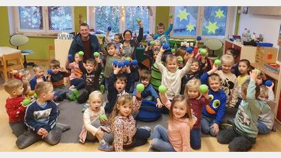 Bild: le
Die Kinder freuen sich über die Spende des Elternbeirats.