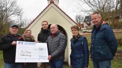 Bild: bö
Mit einer Spende von 900 Euro bedenkt die Backofengruppe der Kirwaleit den Marktladen in Hohenburg (von links): Backofenbetreuer Georg Kölbl, Petra Kölbl, Kirwaleit-Vorsitzender Thomas Reiser, Vorsitzender Egon Wittl von der Dorfladengemeinschaft, Evelyn Wolfsteiner und Johann Wolfsteiner.