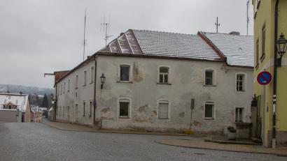 Bild: Susanne Forster
Das Bischof-Senestrey-Haus an der Bischof-Senestrey-Straße 14 und Bachgasse 40 soll ab dem kommenden Jahr saniert und umgebaut werden. Für 5,24 Millionen Euro entstehen acht neue Wohnungen im Stadtkern von Bärnau.