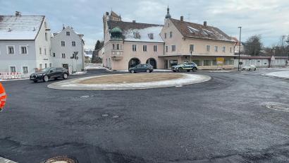 Bild: Martin Birner/exb
Es geht rund: Der Kreisverkehr am Jobplatz ist zwar noch nicht ganz fertig, aber für den Verkehr freigegeben.