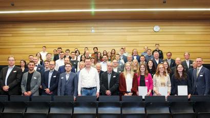 Bild: Wiesel/OTH Amberg-Weiden/exb
Im Deutschlandstipendium-Förderjahr 2022/2023 werden 53 Stipendiaten von Unternehmen, Stiftungen und Vereinen unterstützt.