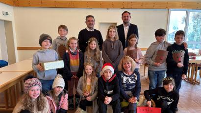 Bild: gis
Die Schulkinder mit ihrer Lehrerin Silvia Glaser und mit beiden Bürgermeistern Franz Tauber (hinten, links) und Sebastian Voit (hinten, rechts).
