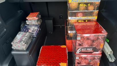 Archivbild: Bundespolizei
Immer wieder stoppt die Bundespolizei Fahrer, die illegale Feuerwerkskörper über die Grenze bringen wollen. Hier waren es 45 Kilogramm Ende November. Jetzt, kurz vor Silvester, häufen sich die Fälle.