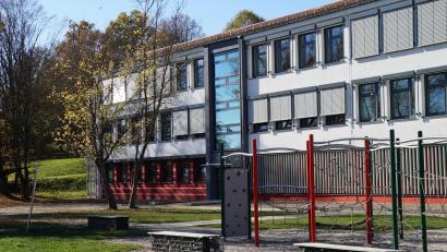 Bild: wel
Die sanierte Grundschule besuchen 101 Schülerinnen und Schüler, 36 nehmen das offene Ganztagsangebot an und schätzen neben den hellen Räumen auch den großen Pausenhof mit Spiel- und Turngeräten.