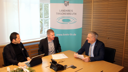 Bild: Fabian Polster/Landratsamt Tirschenreuth/exb
MdB Albert Rupprecht, Musikschulleiter Tobias Böhm und Landrat Roland Grillmeier (von links) erörterten Digitalisierungsmöglichkeiten für öffentliche Musikschulen.
