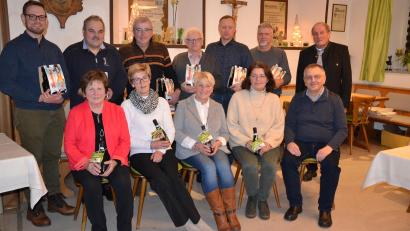 Bild: gi
Die beiden OWV-Vorsitzenden Josef Enslein (vorne rechts) und Peter Franz (dahinter rechts) ehrten und dankten den fleißigen Helfern, die das ganze Jahr über den Verein unterstützend zur Seite standen.