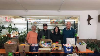 Bild: Tafel Weiden/exb
Tafel-Leiter Josef Gebhardt (rechts) dankt den Vertretern des Grünen-Kreisverbandes herzlich für die Unterstützung: Vorstandsmitglied Andrea König, Stadtrat Ali Zant, India Zant (von links).