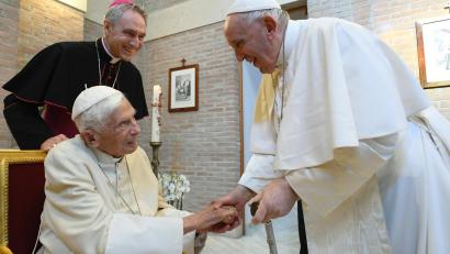 Archivbild: Vatican Media
Der ehemalige Papst Benedikt XVI. und der amtierende Papst Franziskus im August dieses Jahres.