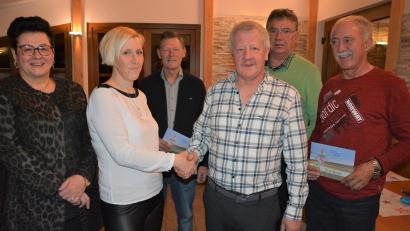 Bild: jr
Bei der Weihnachtsfeier übergab Herbert Böhm seinen Dachdeckerbetrieb an Tochter Maria. Dazu gratulierten (von links) Gerlinde Böhm (Verwaltung), Rentner Anton Haberkorn sowie die Jubilare Hans Putzer und Peter Bauer.