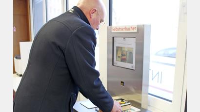 Bild: Sascha Fuchs/fph
Oberbürgermeister Oliver Weigel testete die Selbstverbucher-Station bei seinem Besuch.