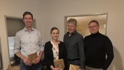 Bild: Bauernkapelle Münchenreuth/exb
Ehrungen gab es für (von links) Klaus Sommer, Veronika Kraus und Alexander Ernstberger. Dirigent Peter Fuhrmann gratulierte.