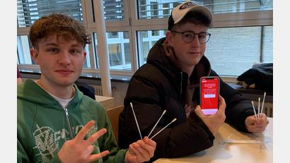 Bild: FOS/BOS Marktredwitz/exb
Die Schüler Moritz Stark und Lukas Greger (von links) kurz vor dem Wangenabstrich zur Typisierung für die Deutsche Knochenmarkspenderdatei.
