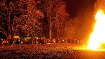 Archivbild: bsc
Das große Bergfeuer (hier ein Bild aus dem Jahr 2018) lockte stets viele Besucher auf den Friedenfelser Schusterberg. Stattfinden kann es vermutlich erst wieder 2023.
