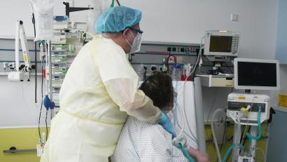 Bild: Gabi Schönberger
Gerald Tretter bei der Arbeit an einer Patientin. Für den Physiotherapeuten ist enger Kontakt zu teils hochansteckenden Patienten Alltag.