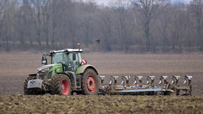 Symbolbild: Hösamer
Ein Landwirt fährt mit dem Traktor über einen Acker. Die für die Oberpfalz zuständigen Prüfungsausschüsse im Landwirtsberuf haben sich personell neu aufgestellt.