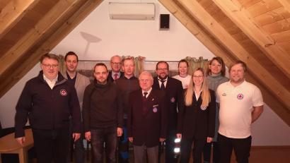 Bild: mma
Gratulanten und für ihre Verdienste Ausgezeichnete (von links): Daniel Weidner, Sebastian Schaller, Michael Iberer (Silber)
Bürgermeister Bernhard Lindner, Michael Wiesnet (Bronze), Erwin Stubenvoll (70 Jahre Mitglied), Stephan Hirsch (Gold), Angela Wiesnet (Gold), Marie Hirsch (Bronze), Katrin Dauenmerkl (Gold), Benedikt Heisig (Gold).