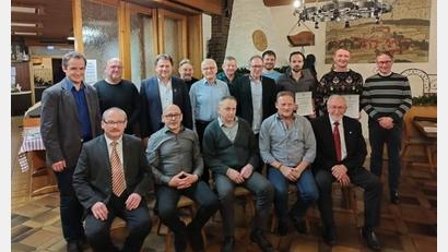 Bild: bey
Stefan Weig, zweiter Vorsitzender des Männergesangvereins Pleystein (links), Vorsitzender Karl Herrmann (sitzend, links) und Herbert Kick, Ehrenvorsitzender des Sängerkreises Nordoberpfalz (sitzend, rechts) ehrten die aktiven Sänger für ihre langjährige Treue zum Männergesangverein.