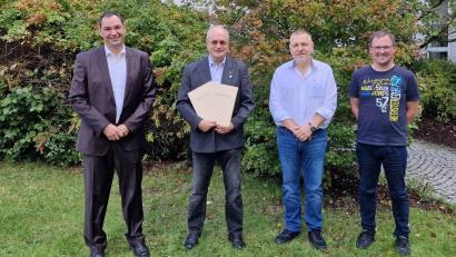 Bild: Klaus Fischer/exb
Feierlich überreicht (von links nach rechts) Behördenleiter Mathias Rosenmüller die Urkunden an Klaus Fischer. Auch Abteilungsleiter Helmut Jahn und Personalratsvorsitzender Christoph Gollwitzer gratulieren .