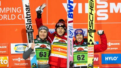 Bild: Philipp von Ditfurth/dpa
Der Slowene Anze Lanisek (Zweiter), der Pole Dawid Kubacki (Erster) und der Österreicher Stefan Kraft (Dritter) jubeln auf dem Podest.
