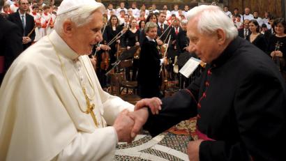 Archivbild: EPA/L'OSSERVATORE ROMANO/POOL/dpa
Papst Benedikt XVI. und sein Bruder Georg Ratzinger 2009 in der Sixtinischen Kapelle im Vatikan.