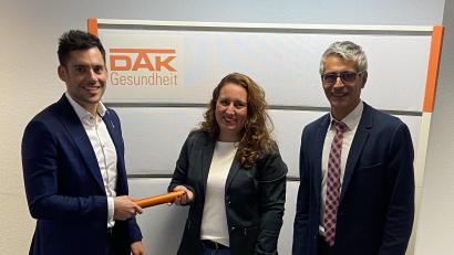 Bild: Bianka Seemann/exb
Stabübergabe bei der DAK: Stefan Wittmann folgt als Leiter des Servicezentrums Weiden auf Caroline Schießl. Rechts Hermann Zeissner, Leiter der Serviceregion Nordbayern.