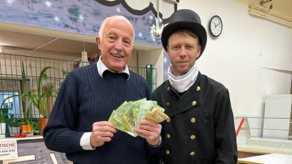 Bild: Eka Reber/exb
Tafel-Chef Josef Gebhardt (links) freut sich über die Spende, die Stefan Schäffer überbringt.