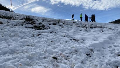 Bild: Zoom.Tirol/APA/dpa
Im Tiroler Skigebiet Steinplatte sind am Mittwoch zwei 17-Jährige über den Rand einer Piste geraten und 50 Meter in die Tiefe gestürzt.