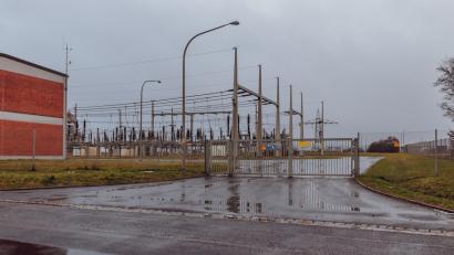 Bild: Susanne Forster
Der von der geplanten Freiflächen-Photovoltaikanlage bei Oberteich erzeugte Strom soll über das Umspannwerk an der Carl-Zeiss-Straße in Mitterteich (Bild) ins Netz eingespeist werden. Dazu ist die Verlegung einer Leitung auf einer Strecke von 1,5 Kilometern vorgesehen.