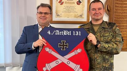Bild: Stadt Windischeschenbach/exb
Das große Batteriewappen der Patenschaftseinheit aus Weiden wird künftig das Rathaus zieren.