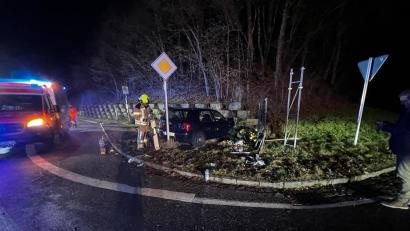 Bild: Kreisbrandinspektion Amberg-Sulzbach/exb
Bei Leidersdorf nahe Ensdorf sind ein Kleintransporter und ein vollbesetzter VW Golf zusammengestoßen. Letzterer kam von der Straße ab und prallte gegen eine Mauer.