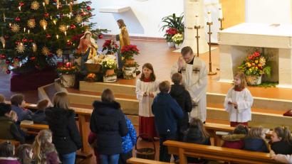Bild: fvo
Pfarrer Norbert Götz segnet in Waldthurn die Kinder.