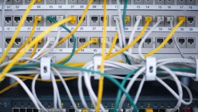 Symbolbild: Jens Büttner/dpa
Ab dem 1. Januar 2023 müssen Arbeitgeber die Krankmeldung aktiv vom Server der Krankenkassen abrufen. Nicht jeder ist zufrieden mit dem neuen System – die Digitalisierung hapert auch an dieser Stelle.