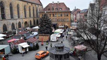 Archivbild: Stephan Huber
Nur wenige Tage alt und schon Geschichte – der Weihnachtsmarkt ist seit Anfang der Woche abgebaut. Auf unserer Aufnahme von oben gut zu erkennen ist eine Neuerung: Die (hellen) Wochenmarkt-Stände wurden zum ersten Mal in den Weihnachtsmarkt integriert.