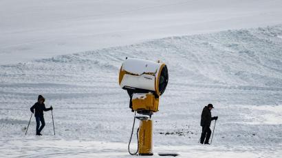 Symbolbild: Swen Pförtner/dpa
Wintersportler sind in der verschneiten Winterlandschaft an einer Beschneiungsanlage unterwegs.