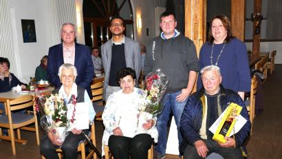 Bild: Gemeinde Kulmain/exb
Das Bild zeigt (sitzend von links) Hildegard Köppl, Lieselotte Müller und Georg Schroll sowie (hinten stehend, von links) Bürgermeister Günter Kopp, Pfarrvikar Justin Kishimbe, stellvertretender Vorsitzender Rene Dietrich und Vorsitzende Christina Kastner.