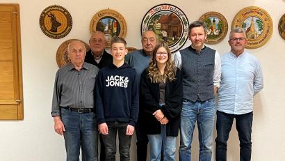 Bild: rst
Beim Wettkampf auf Glück/Meister ermitteln die Paulsdorfer Schützen ihre Sieger (von links): Robert Meiler, Günther Pichl, Jakob Deierl, Robert Aschenbrenner, Viktoria Liegl, Daniel Liegl und Schützenmeister Christian Schörner.
