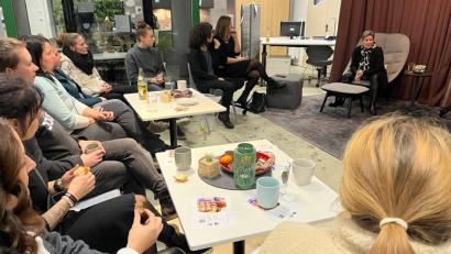 Bild: jzk
Von Sandra Loew (hinten rechts, am kleinen Tischchen sitzend) konnten die Zuhörer im Co-Working-Space Kemnath viel über ihren Führungsstil lernen.