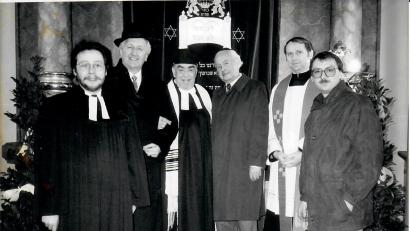 Bild: Archiv Lehner/exb
Fred Lehner (Zweiter von links) in seiner Zeit, als er noch durch die Synagoge führte; die Aufnahme entstand nach einer Feier zur Woche der Brüderlichkeit in der Synagoge. Mit im Bild der damalige evangelische Pfarrer Klaus Stolz, der inzwischen verstorbene Oberkantor Estrongo Nachama, der ebenfalls schon verstorbene Vorsitzende der israelitischen Kultusgemeinde Weiden, Hermann Brenner, der katholische Pfarrer Josef Most und Werner Friedmann (von links).