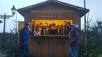 Bild: cro
Die JU-Mitglieder sind gerüstet für den Silvesterabend und freuen sich auf viele Besucher auf dem Rathausplatz. Die Stände für den Barbetrieb und den Ausschank mit kleinen Knabbereien sind bestückt und warten auf die zahlreichen Besucher.
