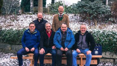 Bild: Martin Hertel/exb
Personalratsvorsitzender Robert Sieber (stehend, von links) und Winfried Pfahler, Leiter des Forstbetriebs Fichtelberg, verabschiedeten die Forstwirte Helmar Peckmann (sitzend, von links), Peter Buchbinder, Rainer Traßl und Georg Scherm in den Ruhestand.