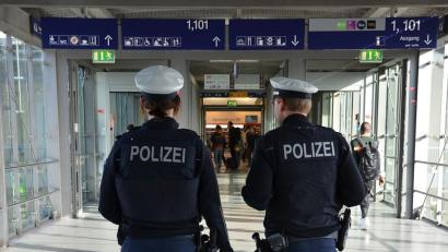 Symbolbild: Bundespolizei
Zwei Polizisten auf Streife im Bahnhofsübergang Regensburg. Dort sollen die beiden unbekannten Täter den 17-Jährigen geschlagen haben.