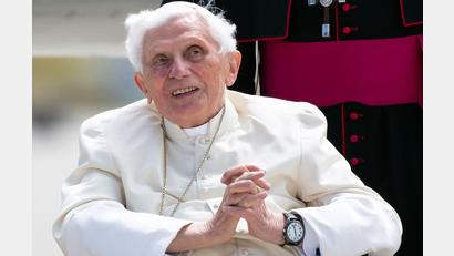 Archivbild: Sven Hoppe/dpa
Der emeritierte Papst Benedikt XVI. kommt an einem Flughafen an.