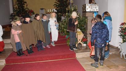 Bild: fz
Die Kinder führten am Altar die Botschaft von der Geburt Jesu Christi vor.