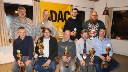 Bild: bsc
Bei der Jahresabschlussfeier dankte Vorsitzender Stefan Schmalzreich (hinten links) den AC-Mitgliedern und überreichte den erfolgreichen Motorsportlern Pokale und Trophäen.